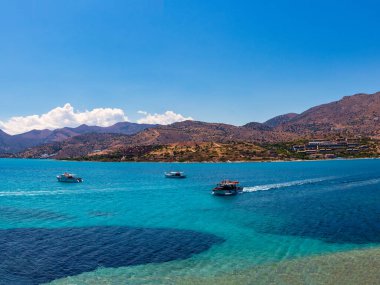 Spinalonga / Kalydon adasından Yunanistan 'daki Girit adasının manzarası ve kıyılarına