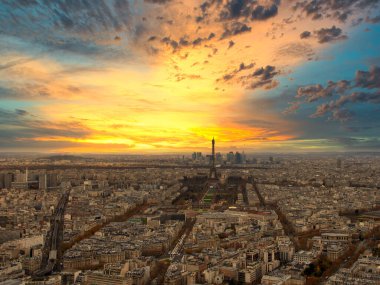 Paris 'te gün batımında Eyfel Kulesi' nin olduğu meşhur Paris silueti