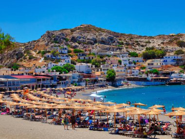 Matala, Yunanistan - 14 Ağustos 2020 Yunanistan 'ın Girit adasındaki Matala Sahili' nde tatilciler dinleniyor