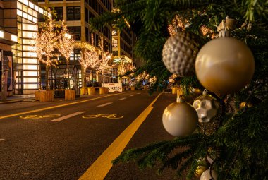 Berlin, Almanya - 28 Kasım 2020 - Berlin 'in göbeğindeki ünlü alışveriş caddesi, Friedrichstrasse, Covid-19 salgını yüzünden Noel süslemesi yapıldı.