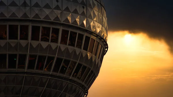 Berlin TV kulesinin küresi dramatik bir günbatımında