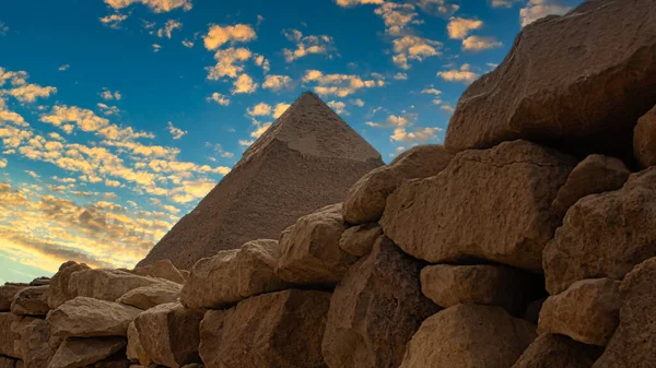 エジプトのギザにある歴史ある石壁の後ろにある有名なチェチェンのピラミッド — ストック写真