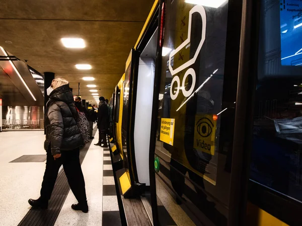 ベルリン ドイツ 2020年12月12日 乗客は地下鉄から降ります 誰もがCovid 19危機のために口と鼻の保護を着ています — ストック写真