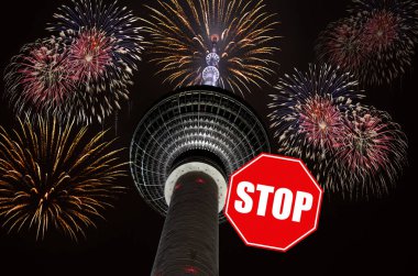 Berliner Fernsehturm 'da (Berlin TV Kulesi) yeni yıl havai fişekleri, Covid-19 pandemisi nedeniyle, 2020 yılında bir havai fişek yasağı olacak.