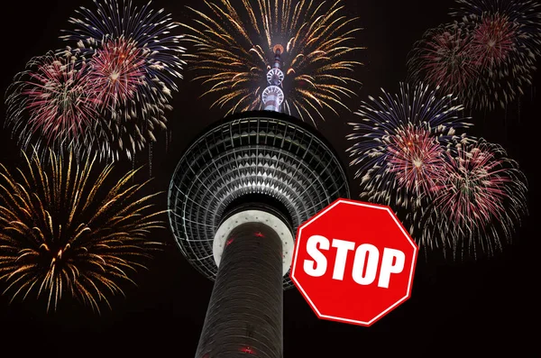Berliner Fernsehturm 'da (Berlin TV Kulesi) yeni yıl havai fişekleri, Covid-19 pandemisi nedeniyle, 2020 yılında bir havai fişek yasağı olacak.
