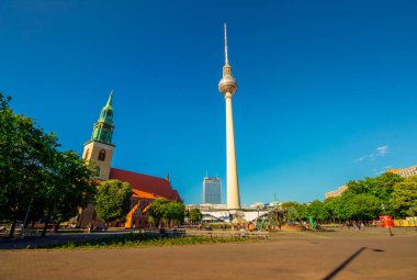 Berlin, Almanya - 31 Mayıs 2020 - Berlin TV Kulesi (Berlin TV Kulesi) ve St. Marienkirche (St. Mary Kilisesi) Berlin Mitte 'de Mayıs günü