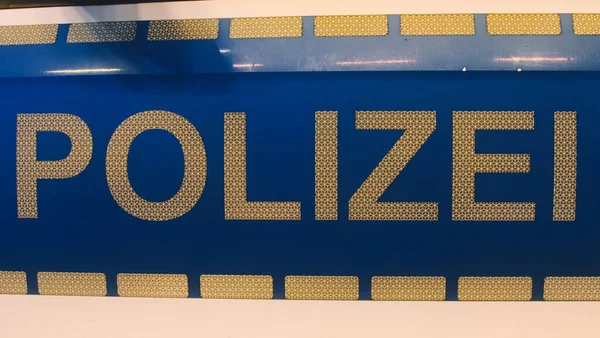 Німецька Поліція Поліцейський Підписує Білими Літерами Поліцейській Машині — стокове фото