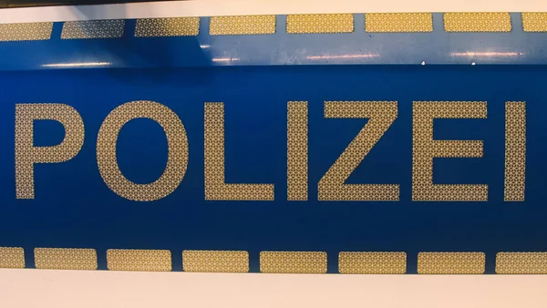 Alman polisi (Polizei) polis arabasında beyaz harflerle imza attı