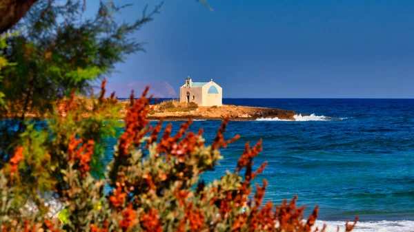Νησί Ομώνυμο Εκκλησάκι Αφέντης Χριστός Μπροστά Από Νησί Της Κρήτης Φωτογραφία Αρχείου