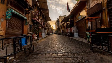 Kahire, Mısır - 29 Ocak 2020 - Mısır 'ın Kahire kentindeki ünlü Han el Halili çarşısında bir sokak