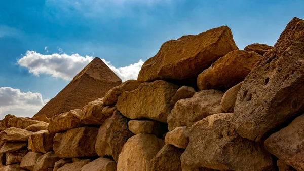 エジプトのギザの近くの古い石の壁の後ろのピラミッド — ストック写真