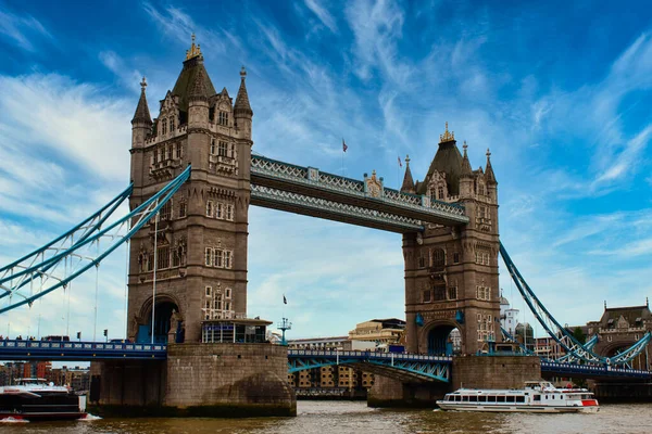Londra 'nın ünlü Kule Köprüsü Güzel bir günde