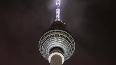 Ünlü Berlin TV Kulesi (Almanca: Berliner Fernsehturm)