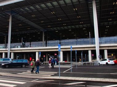 Yeni Berlin Brandenburg Havaalanı Yolcu Terminali 1, bulutlu ve yağmurlu bir günde, Almanya 'nın başkenti Berlin yakınlarındaki uluslararası havaalanı Willy Brandt - Schoenefeld, Almanya - 1 Kasım 2020