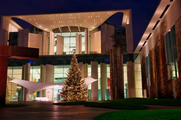 Akşam Berlin Deki Federal Başbakanlık Binasının Önündeki Noel Ağacı — Stok fotoğraf