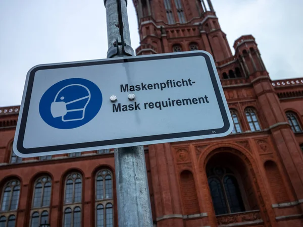 ベルリン ドイツ 2020年12月12日 ベルリンレッドシティホール前のマスク マスク要件 ドイツ語 Maskenpflicht を着用する義務を思い出させるサイン — ストック写真