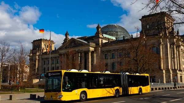 ベルリン ドイツ 2020年3月19日 ベルリンのライヒスタッグ建物の前にある地元の旅客バス — ストック写真