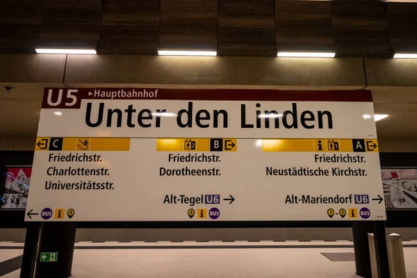 ドイツ ベルリン 2020年12月12日 ドイツ ベルリンの地下鉄駅に駅名 Unter Den Linden でサイン — ストック写真