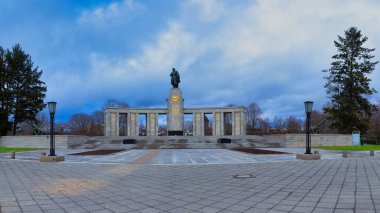 Berlin, Almanya - 13 Ocak 2021 - Berlin 'deki Tiergarten Sovyet Savaş Anıtı