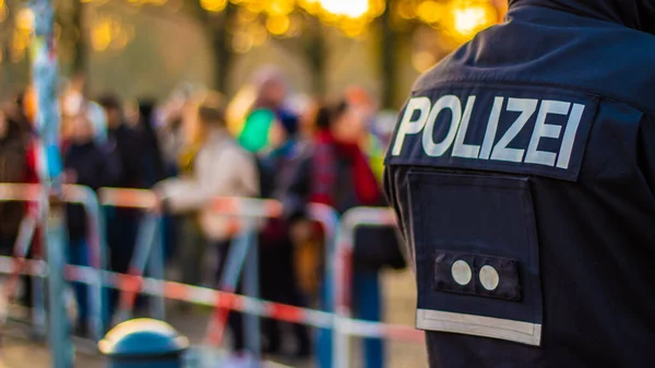Bir polis memuru Berlin 'de bir gösteri düzenledi.