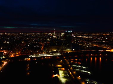 Berlin, Almanya - 21 Mart 2021 - Allianz Kulesi ve Berlin şehri gün batımında