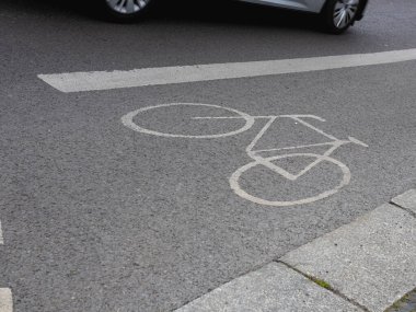 Almanya 'da sokakta bisiklet yolu sembolü