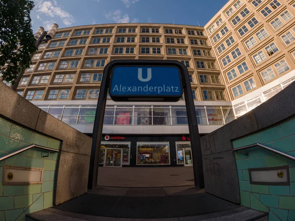 ベルリン ドイツ 2020年6月15日 アレクサンドルプラッツ地下鉄 地下鉄駅でサインを表示します 入り口で撮影された伝統的なドイツのUバーンのロゴは 上に向かって出口 ファサードの背景の構築 — ストック写真