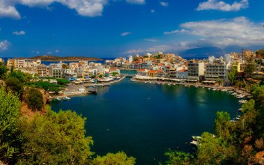 Agios Nikolaos, Yunanistan - 9 Ağustos 2020 - Ünlü liman ve binaları ile Agios Nikolaos Körfezi manzarası