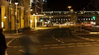 Hardenbergstrasse 'deki yol trafiğinin zaman aşımına uğraması Zooloji Garı tren istasyonu Berlin, Almanya' ya bakıyor.