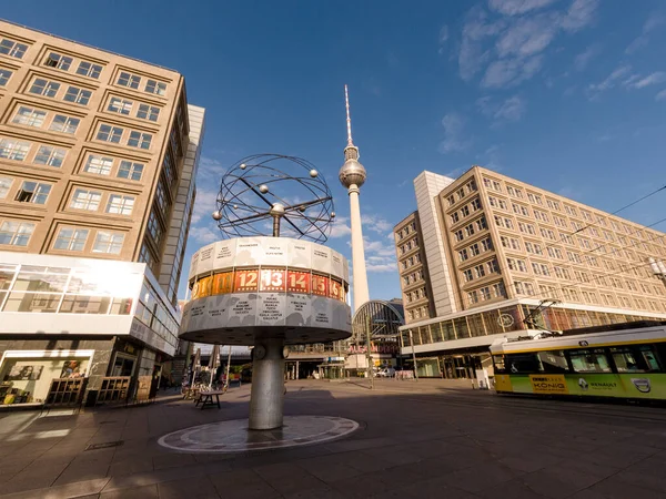 ベルリン ドイツ 2020年6月15日 背景にベルリンのテレビ塔とベルリンのAlexanderplatz上の有名な世界時計の眺め — ストック写真