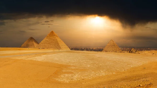 Famose Piramidi Giza Egitto Con Cielo Buio Drammatico — Foto Stock