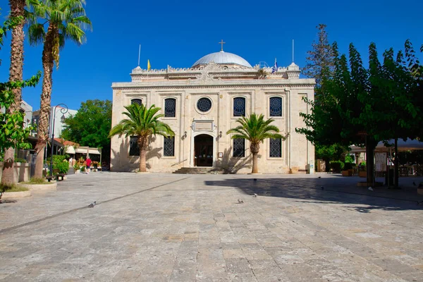 Heraklion, Yunanistan - 17 Ağustos 2020 - Girit adasındaki eski Heraklion kasabasındaki Agios Titos Ortodoks Kilisesi