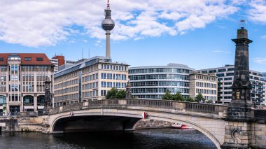 Berlin, Almanya - 12 Temmuz 2020 - Eski binalı tarihi Friedrichsbruecke ve arka planda ünlü Berlin TV kulesi