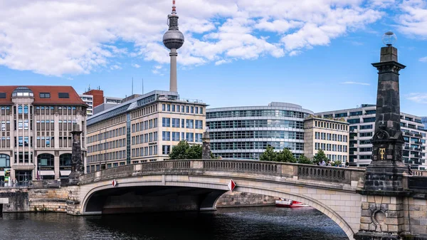 ベルリン ドイツ 2020年7月12日 古い建物と歴史的なフリードリヒスブルケは 背景に有名なベルリンのテレビ塔 — ストック写真