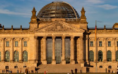 Berlin, Almanya - 26 Temmuz 2020 - Alman Parlamentosu 'nun (Deutscher Bundestag) ünlü binası, Almanya
