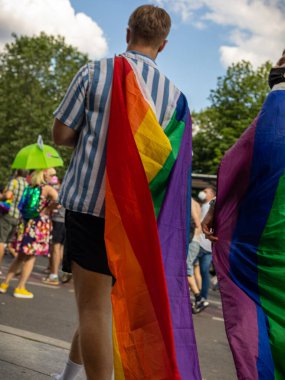 Berlin, Almanya - 26 Haziran 2021 Berlin 'de Christopher Caddesi Günü' nde geleneksel gökkuşağı bayrağına sahip bir adam