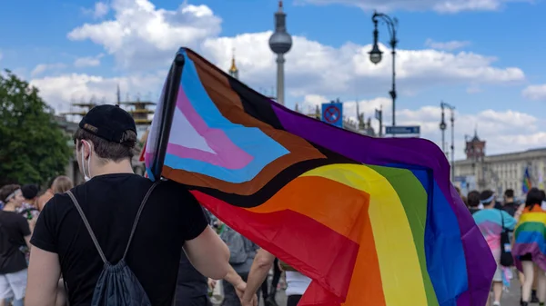 Berlin, Almanya - 26 Haziran 2021 Berlin 'de Christopher Caddesi Günü' nde geleneksel gökkuşağı bayrağına sahip bir adam