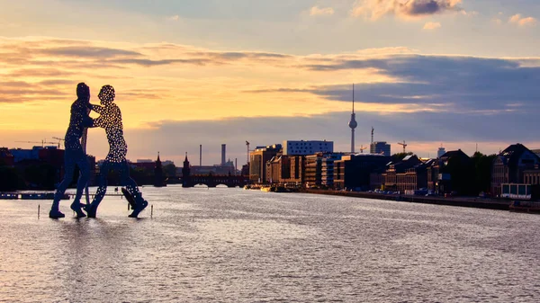 Berlin, Almanya - 26 Ağustos 2019 - Berlin 'deki ünlü Molekül Adamlar ve Nehir Spree