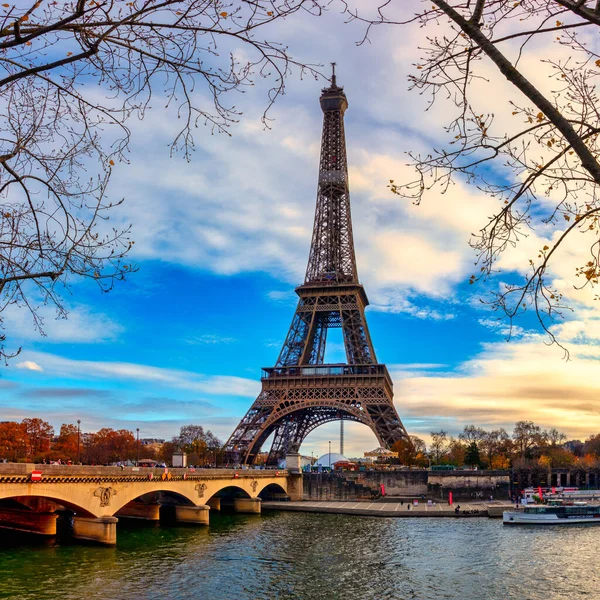 Cityscape Parigi Autunno Navi Brigate Sulla Senna Con Torre Eiffel — Foto Stock