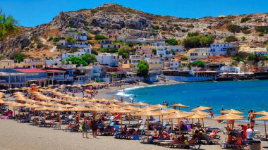 Matala, Yunanistan - 14 Ağustos 2020 Yunanistan 'ın Girit adasındaki Matala Sahili' nde tatilciler dinleniyor