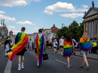 Berlin, Almanya - 26 Haziran 2021 - Christopher Streer Day (CSD) gösterisindeki insanlar Berlin 'de gökkuşağı bayrağı taşıyorlar