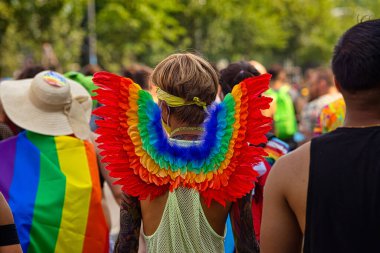 Berlin, Almanya - 24 Temmuz 2021 - Christopher Caddesi 'nde gökkuşağı melek kanatları takan bir adam)