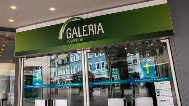 Speyer, Almanya - 4 Temmuz 2021 - Speyer 'deki Galeria Kaufhof' un giriş alanı