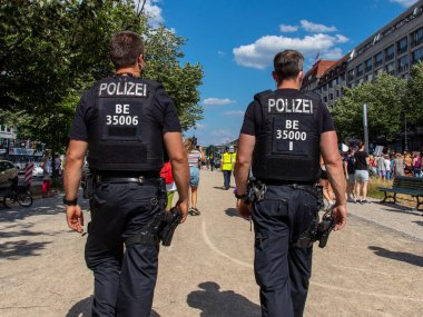 Berlin, Almanya - 26 Haziran 2021 - İki Berlin polisi bir gösterinin eşiğinde