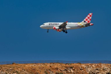 Heraklion, Yunanistan - 20 Ağustos 2021 - Yunanistan 'ın Girit adasındaki Heraklion havaalanına iniş yapmak üzere HB-JCL numaralı bir Airbus 319-100 Volotea