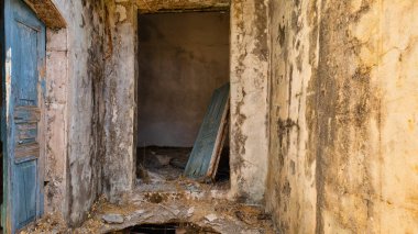 Yunanistan 'ın Girit adasındaki terk edilmiş Kalami köyünün içinde.