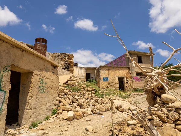 Yunanistan 'ın Girit adasındaki terk edilmiş Sfendili köyünün manzarası