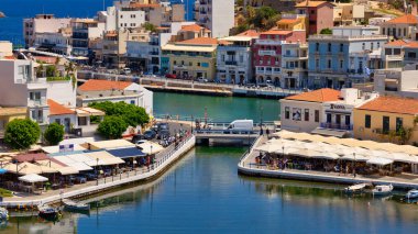 Schoenefeld, Almanya - 11 Ağustos 2021 Berlin Brandenburg Havaalanı 'nın uçak penceresinden görüntülendi