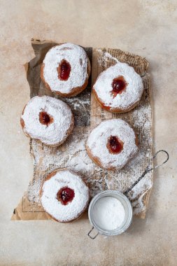 Reçelli lezzetli çörekler.