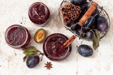 Cam kavanozlarda taze erik ve tarçın reçeli